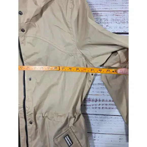 Hunter Women's Beige Hooded Utility Rain Jacket Cinched Wasit Mesh Lined Large - Picture 6 of 7